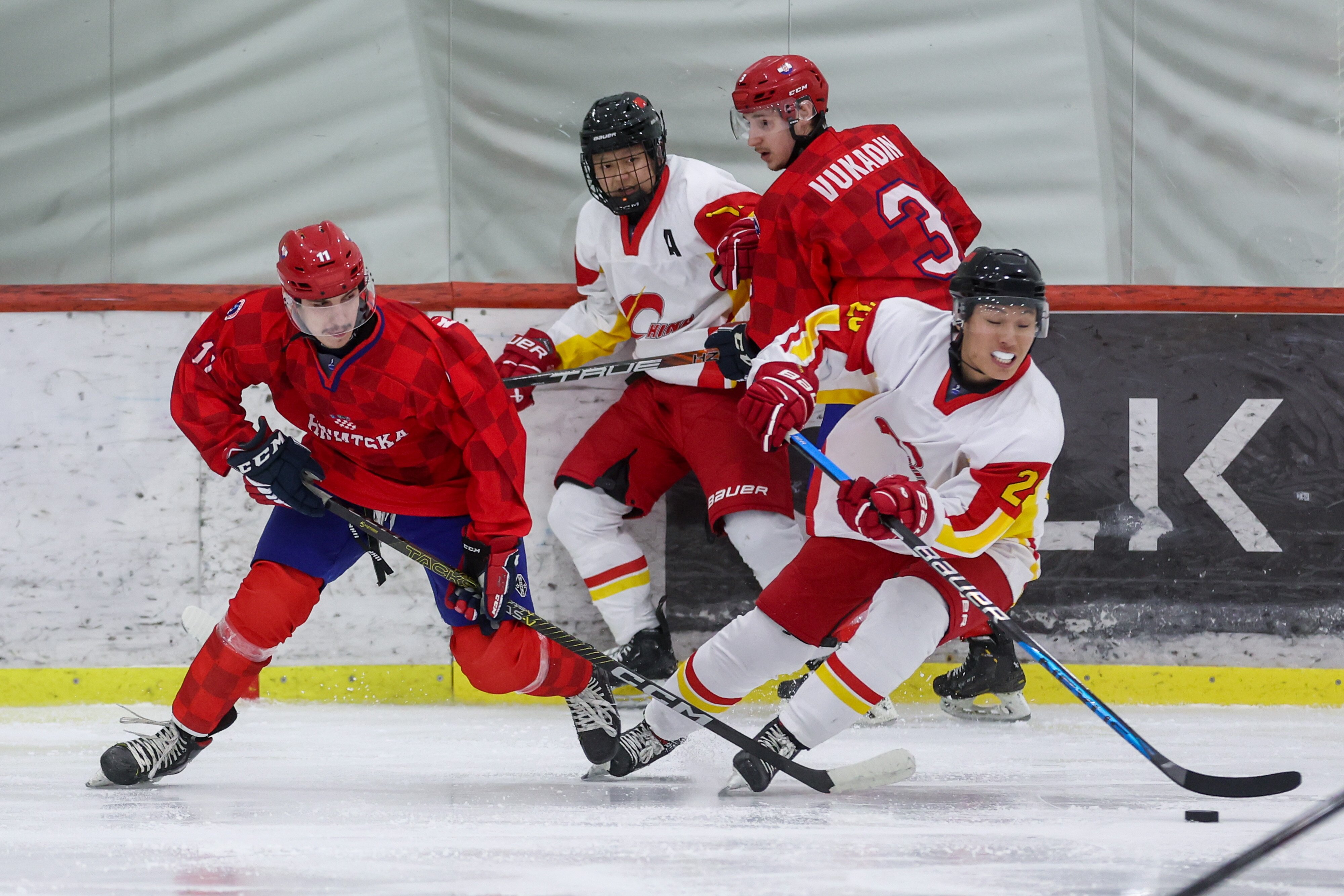 一场激烈的比赛在赛场上展开 一场激烈的比赛在赛场上展开