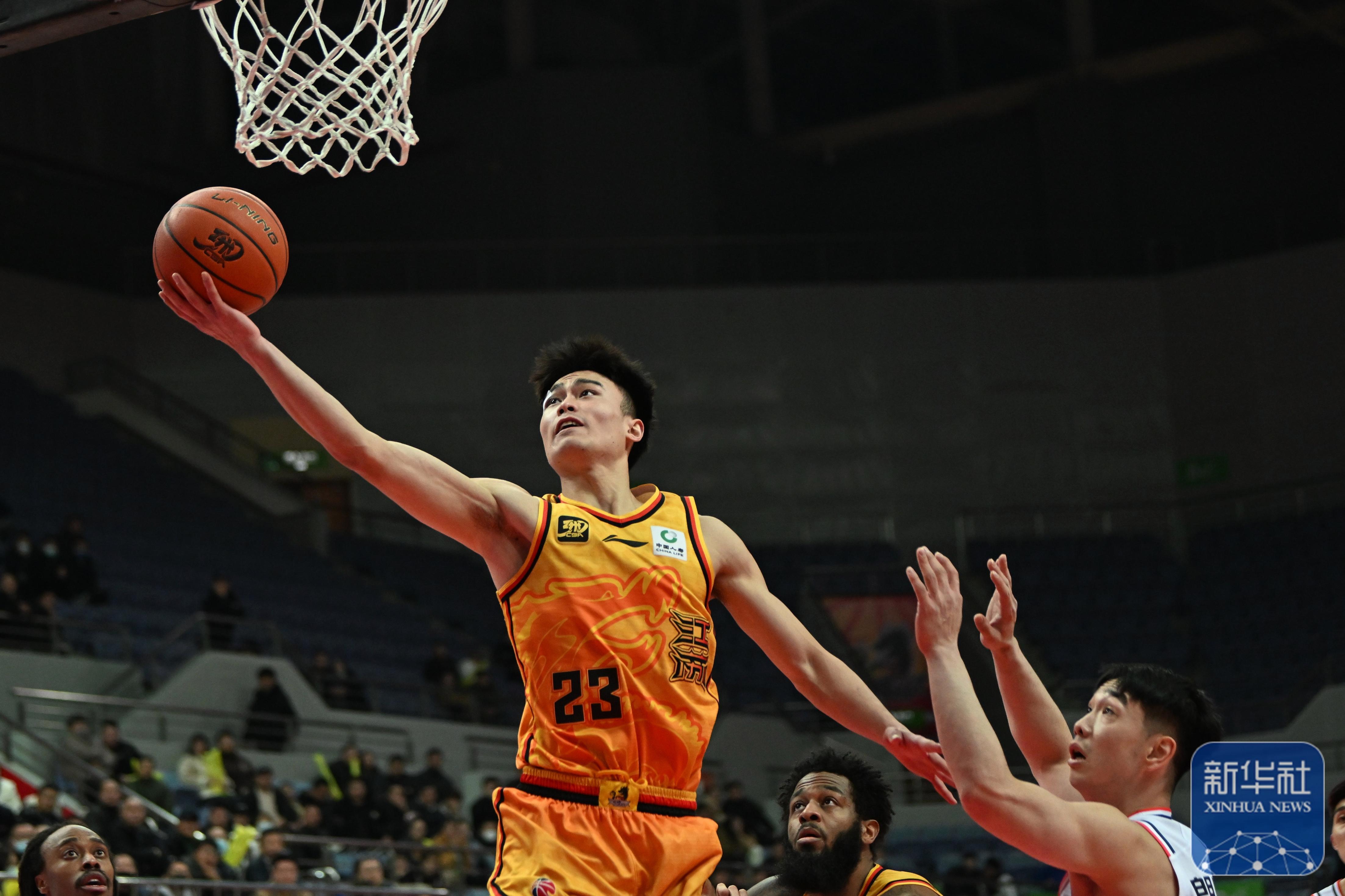 一场激烈的比赛在赛场上展开 一场激烈的比赛在赛场上展开