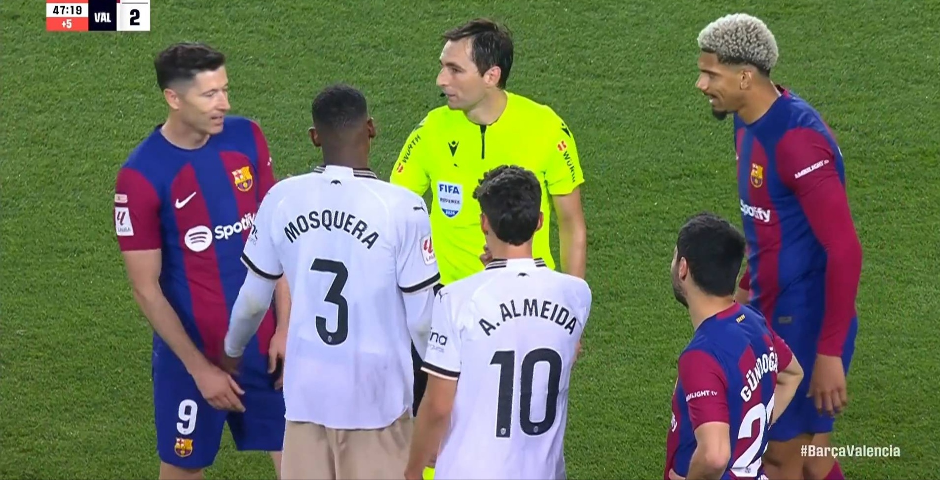 西甲联赛:巴塞罗那队在主场大胜瓦伦西亚 西甲联赛:巴塞罗那队在主场大胜瓦伦西亚