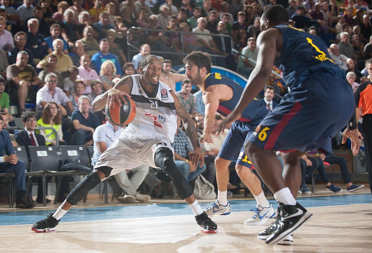 篮球壮观对决,双方争夺胜利而出 篮球壮观对决,双方争夺胜利而出