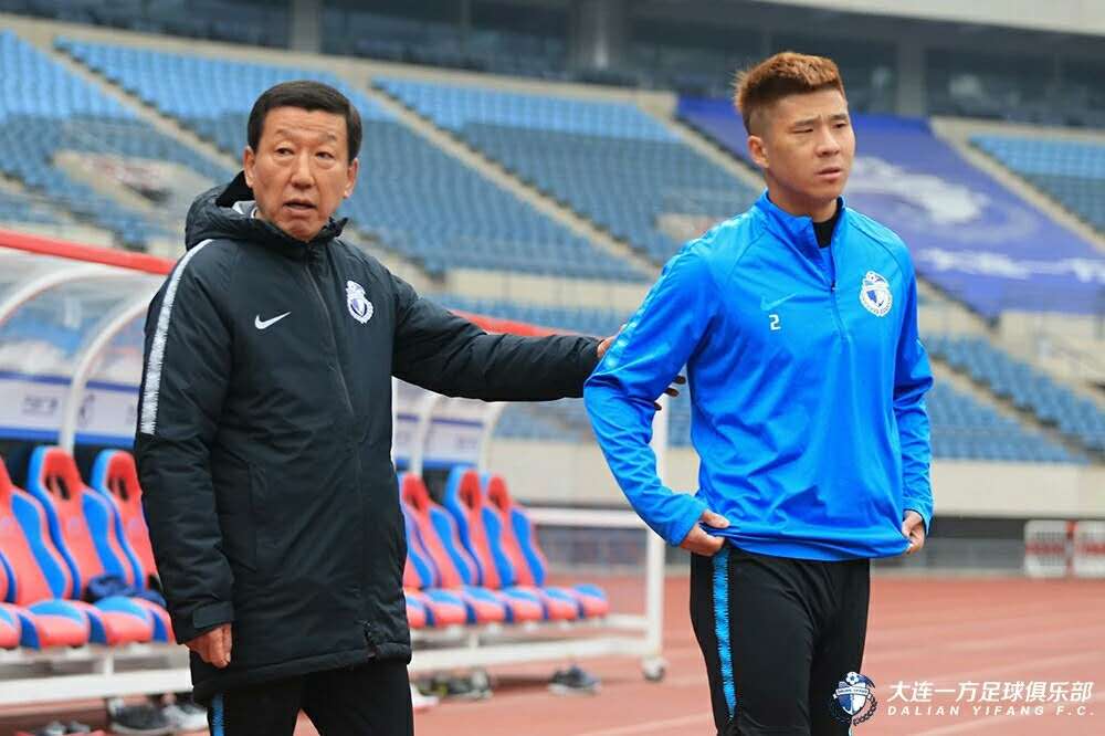 大连一方备战胜局,球队主教练调整战术 大连一方备战胜局,球队主教练调整战术