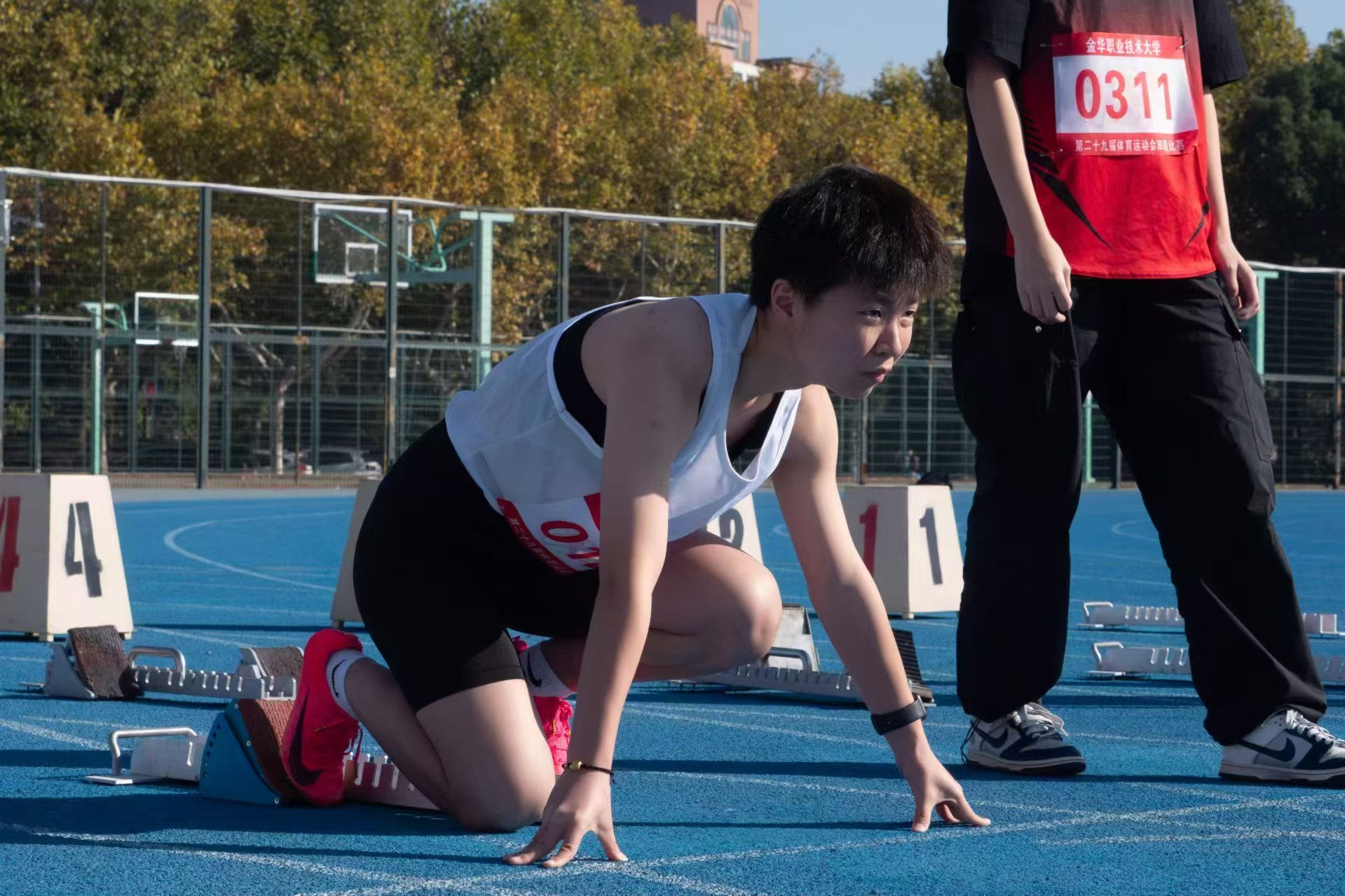 运动员投入比赛,在关键时刻大显身手 运动员投入比赛,在关键时刻大显身手