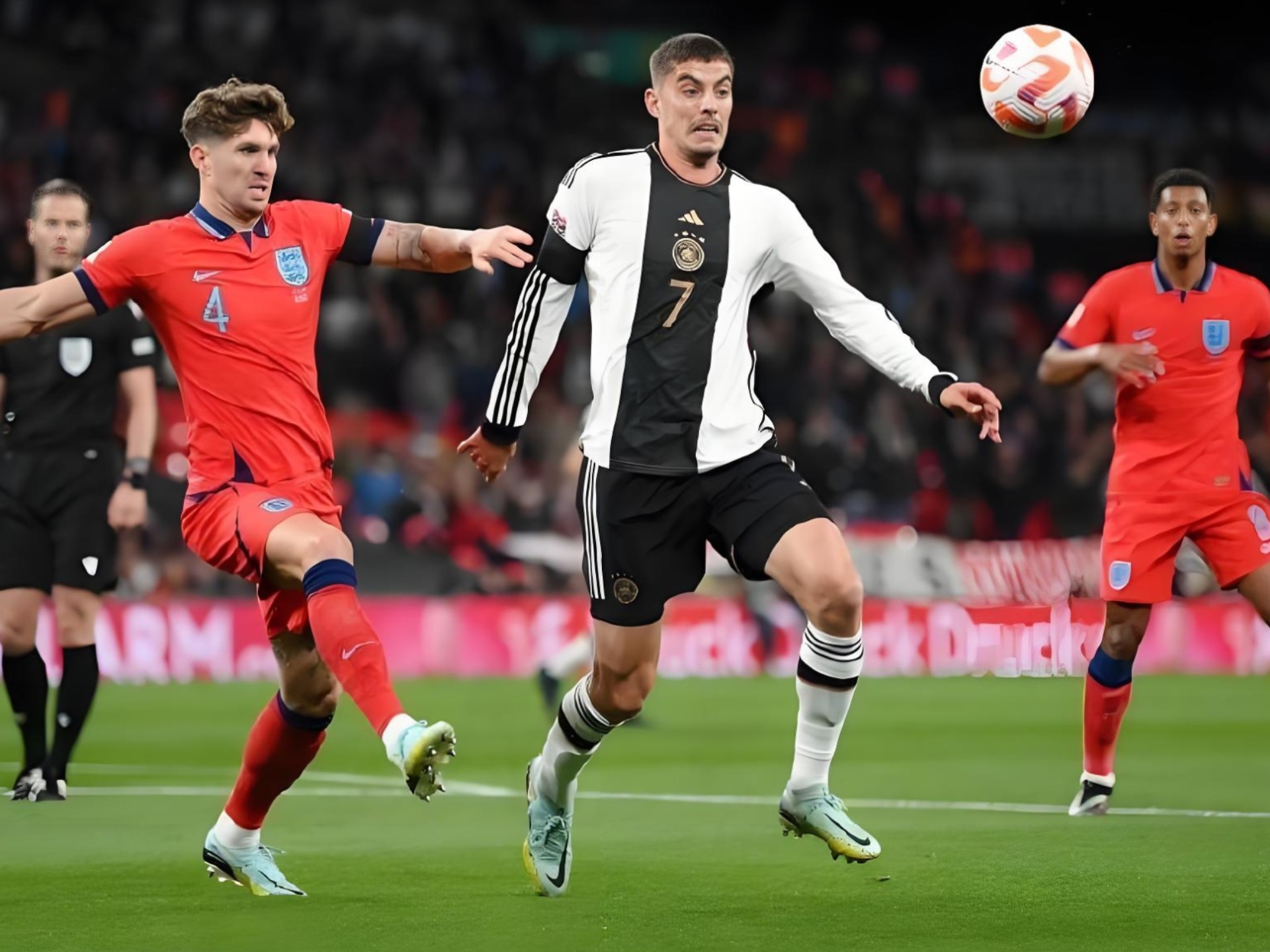 关于英格兰击败波兰,取得背靠胜利的信息 关于英格兰击败波兰,取得背靠胜利的信息