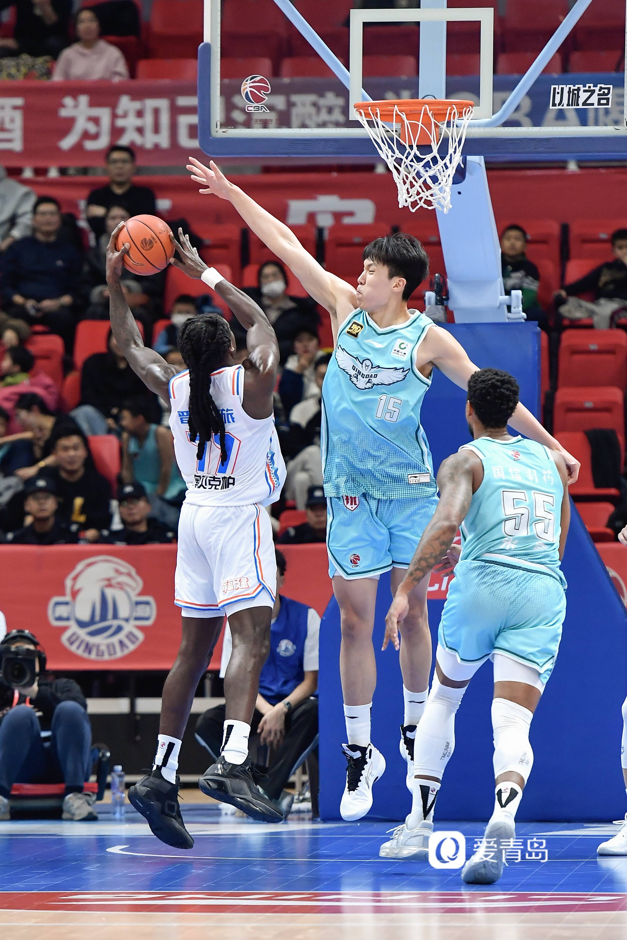 FB体育官方网站-青岛队主场失利，球队士气低迷难翻盘