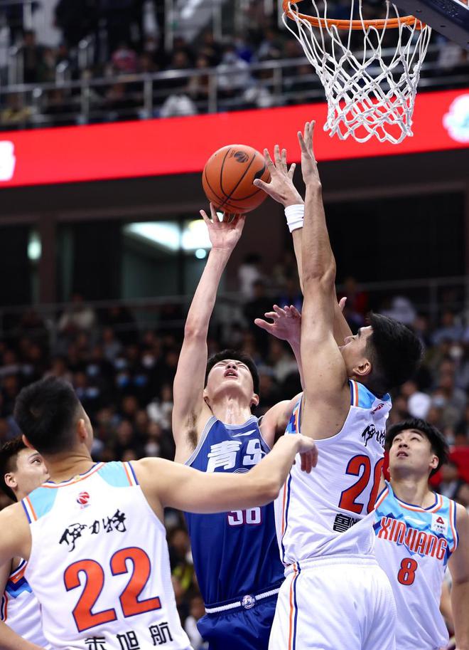 青岛队主场失利,球队士气低迷难翻盘 青岛队主场失利,球队士气低迷难翻盘