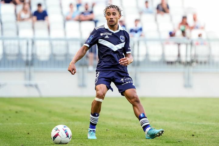 波尔多后卫表现不佳,受到球迷质疑 波尔多后卫表现不佳,受到球迷质疑