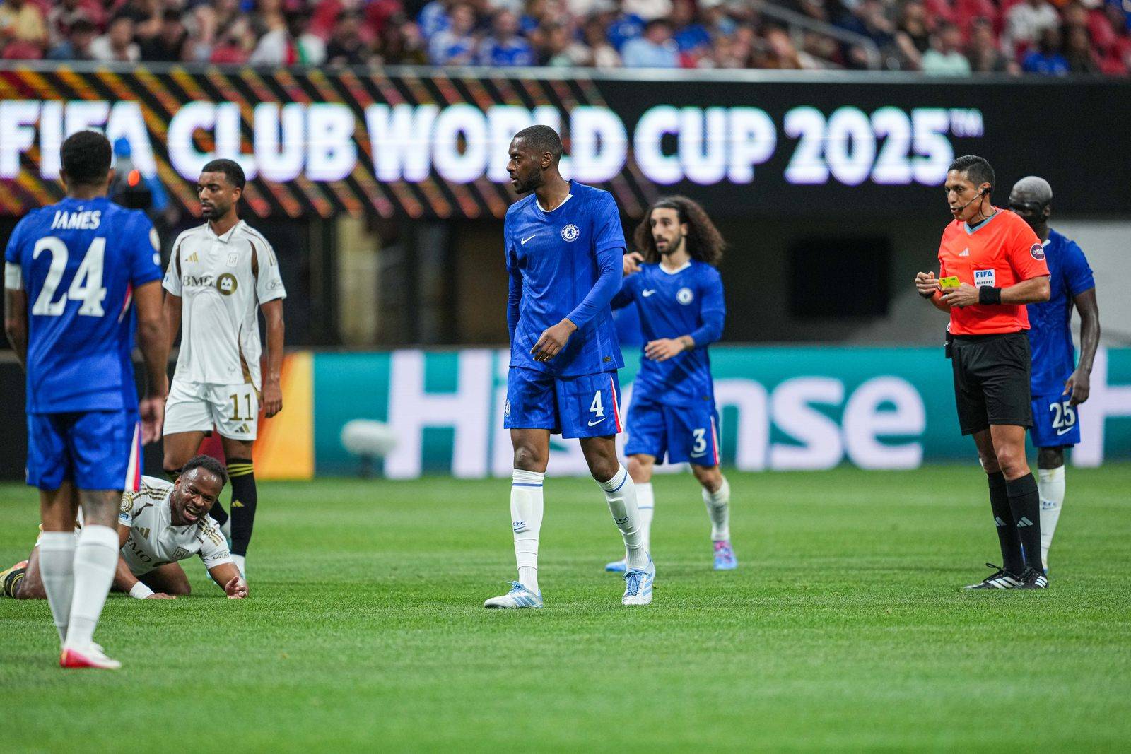 强队在比赛中表现出色,轻松获得胜利 强队在比赛中表现出色,轻松获得胜利