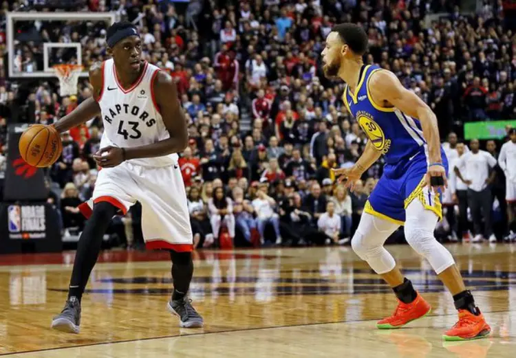 FB体育娱乐-勇士队后卫连续多场比赛砍下30+