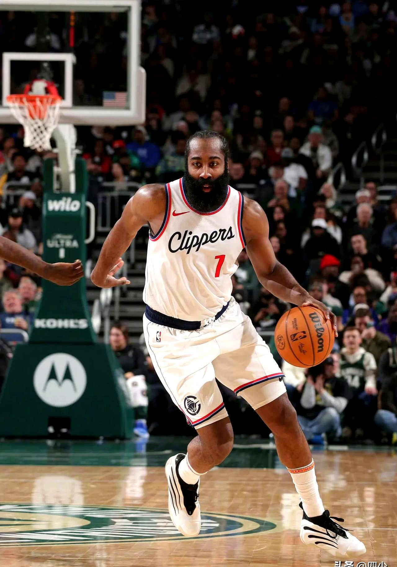 -雄鹿队逆转胜出，继续保持不败