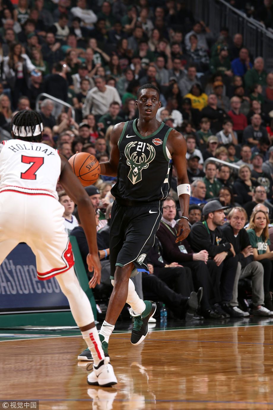 雄鹿队逆转胜出,继续保持不败 雄鹿队逆转胜出,继续保持不败