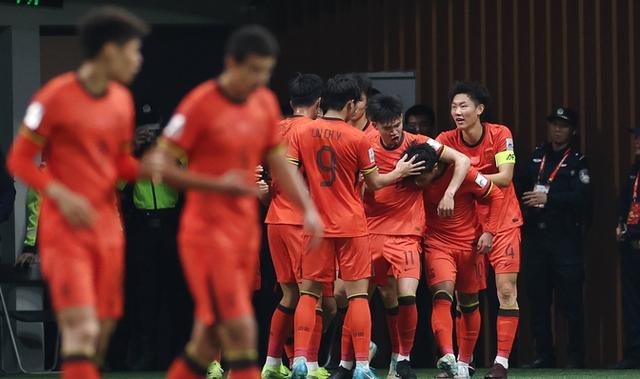 一场紧张激烈的比拼引发了球迷的狂热 一场紧张激烈的比拼引发了球迷的狂热