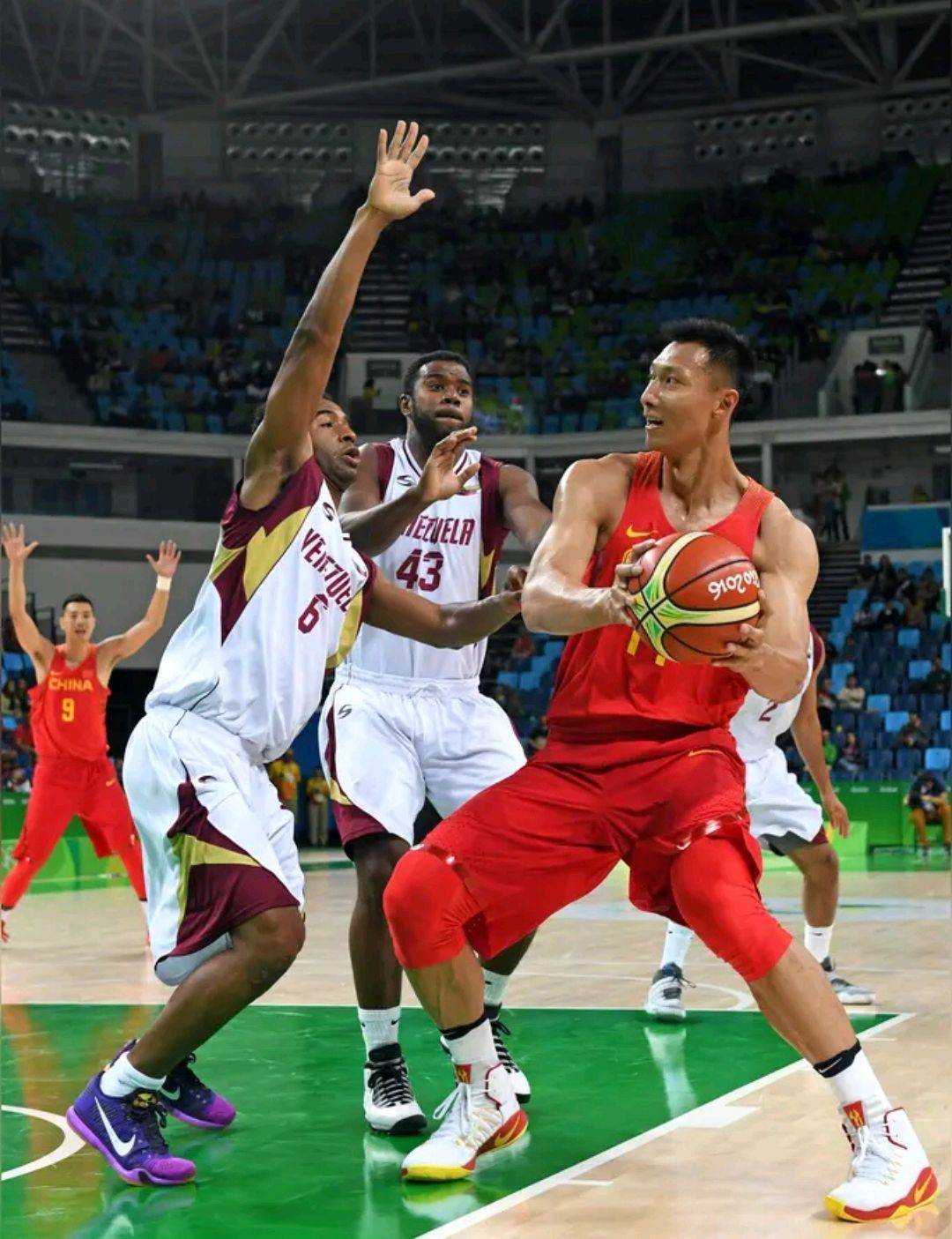 东部篮球职业联赛强队竞相交锋 东部篮球职业联赛强队竞相交锋