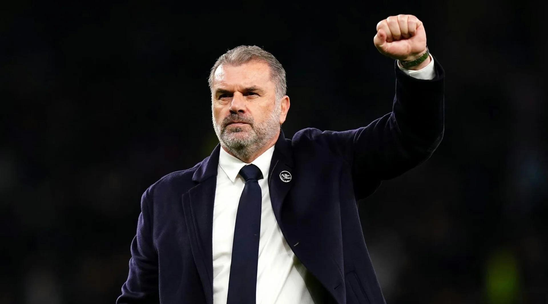 球员在比赛中的出色表现赢得了教练和队友的尊敬 球员在比赛中的出色表现赢得了教练和队友的尊敬