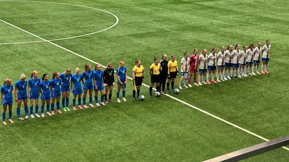 冰岛女足惊险过关,成功跻身半决赛 冰岛女足惊险过关,成功跻身半决赛