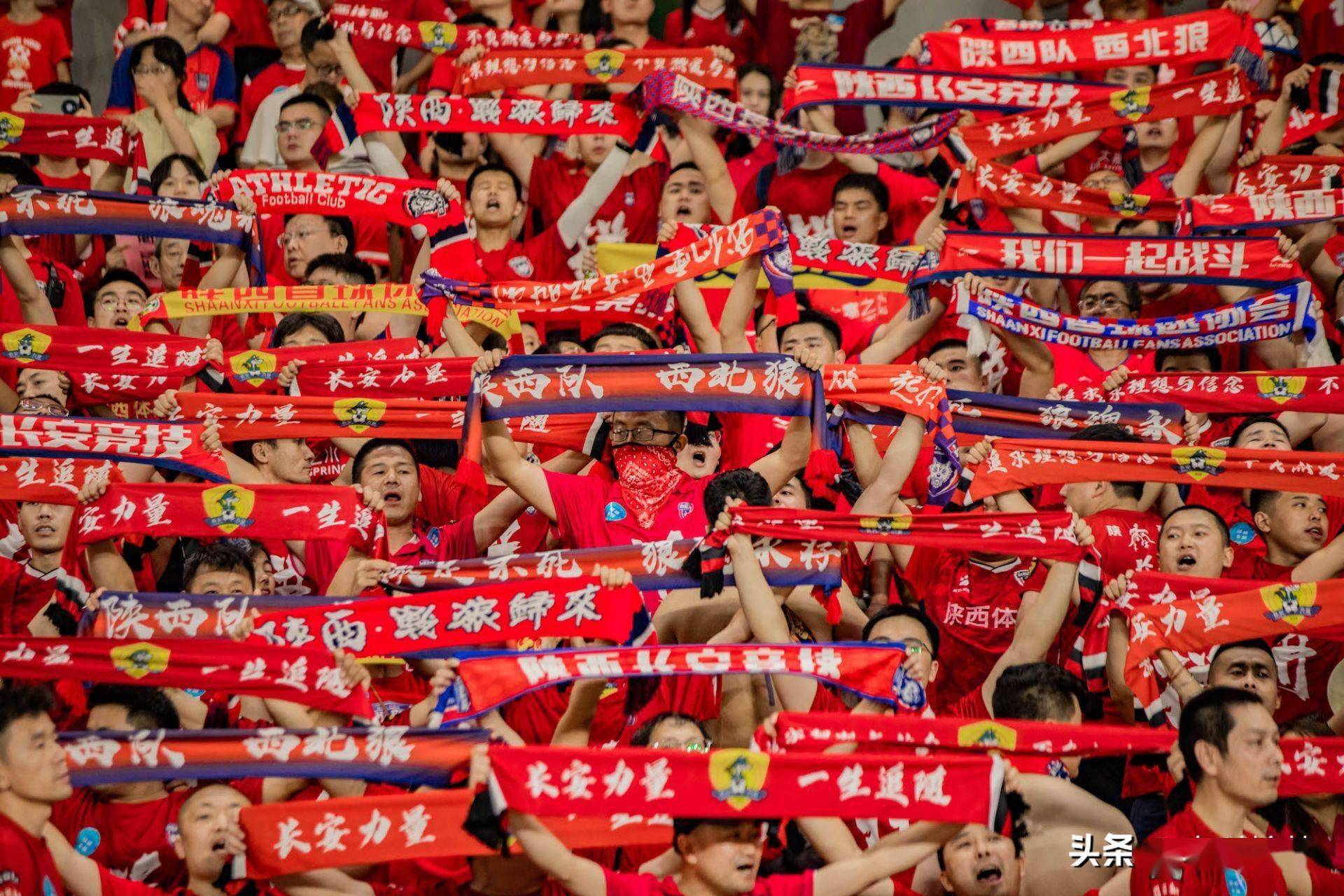 中国顶级足球联赛上演激动对决,球员竞技猛烈 中国顶级足球联赛上演激动对决,球员竞技猛烈