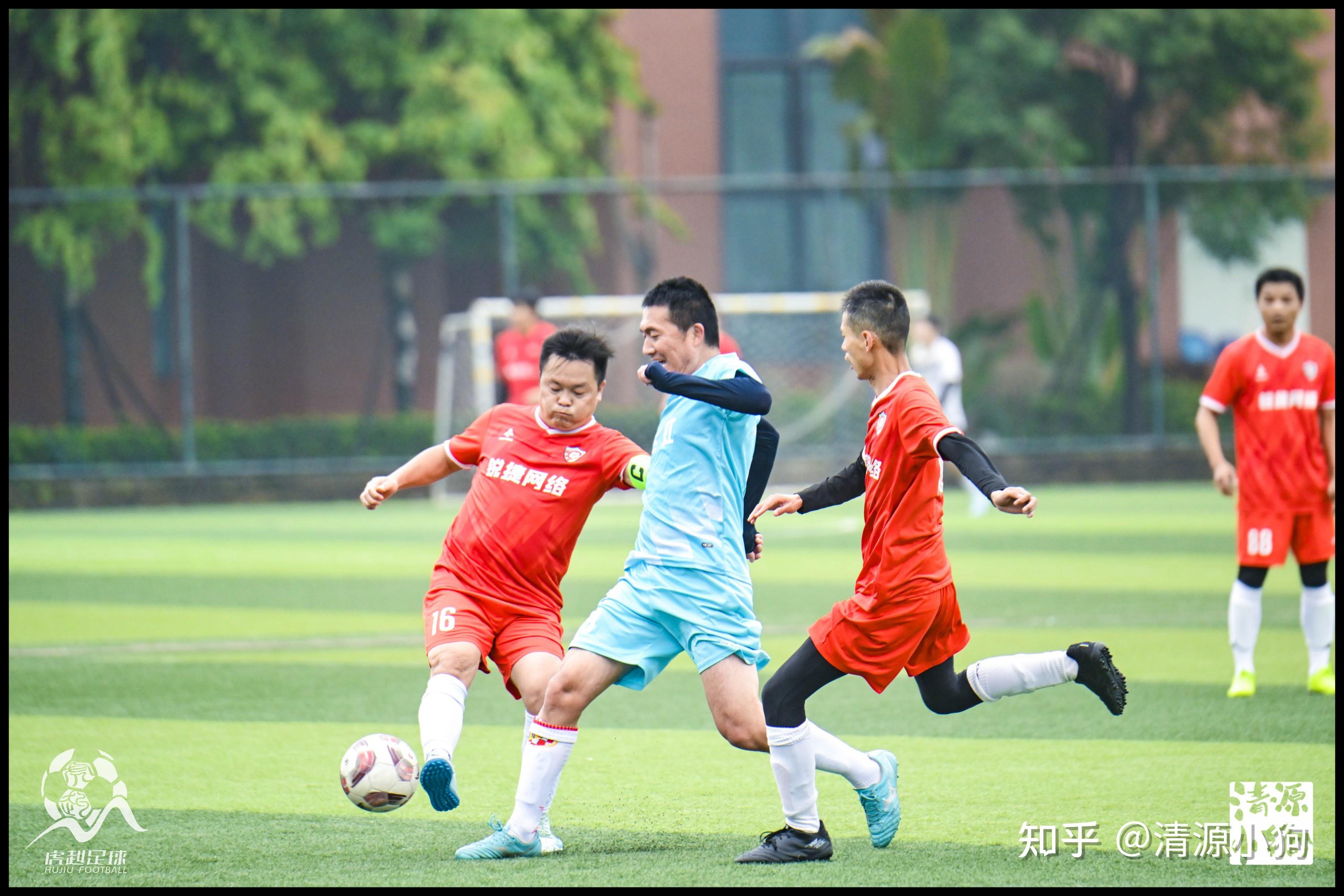 中国顶级足球联赛上演激动对决,球员竞技猛烈 中国顶级足球联赛上演激动对决,球员竞技猛烈