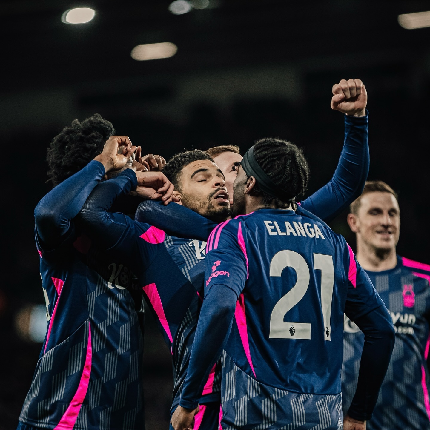 FB体育官方网站-狼队主场制胜，取得关键三分的简单介绍