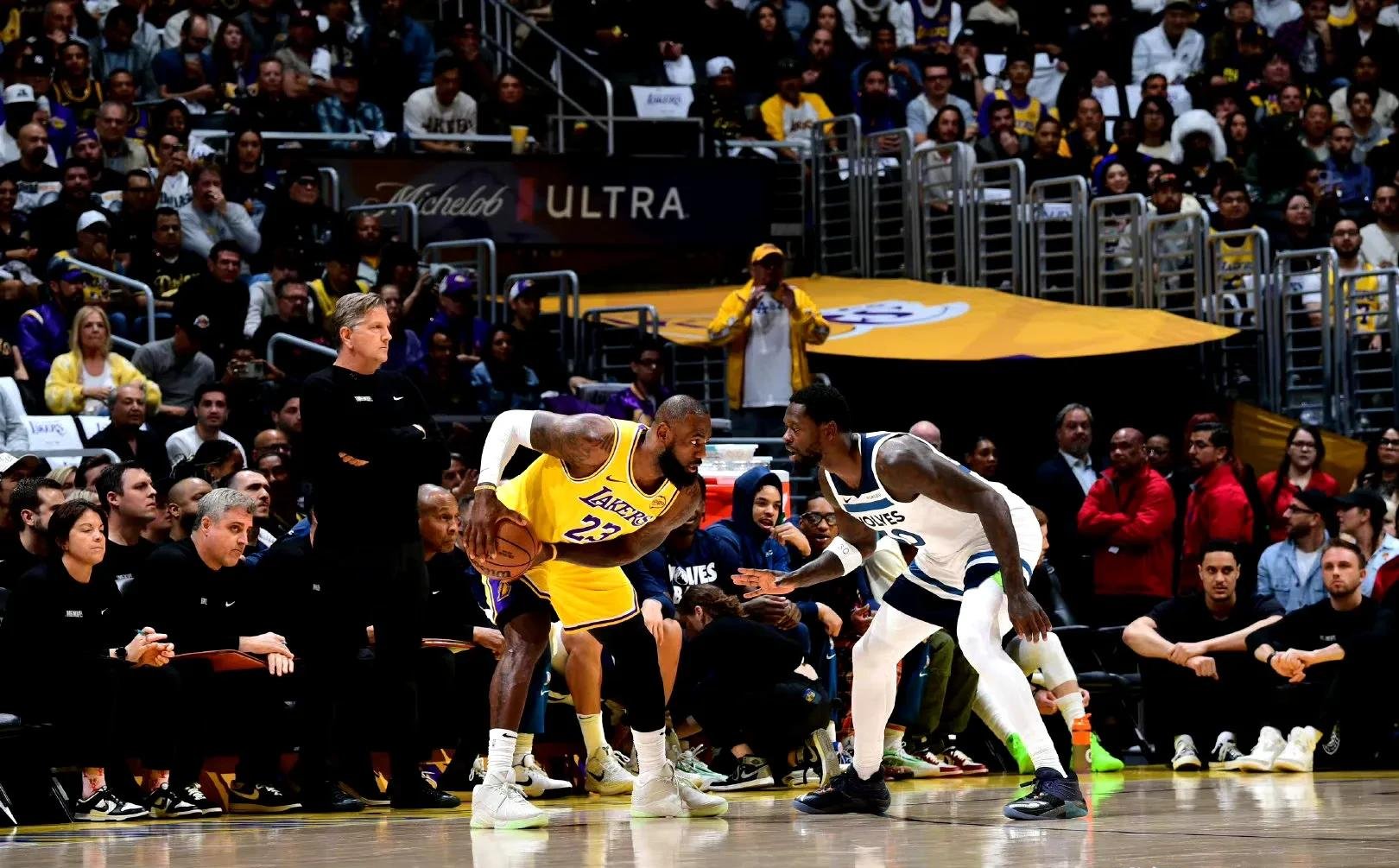 狼队主场制胜，取得关键三分的简单介绍