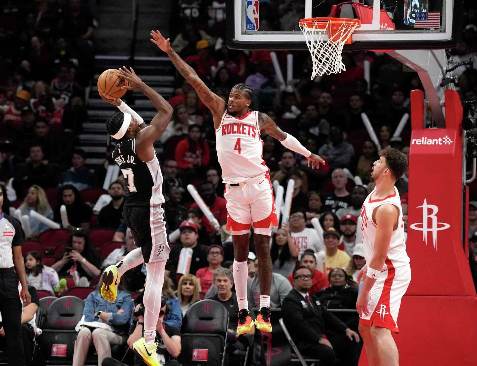 FB体育在线-包含火箭队客场战胜马刺，豪取胜利的词条