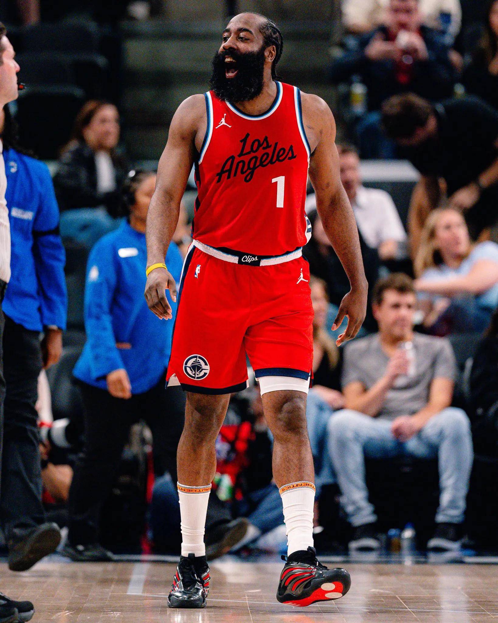 火箭客场惊险取胜马刺:哈登绝杀 火箭客场惊险取胜马刺:哈登绝杀