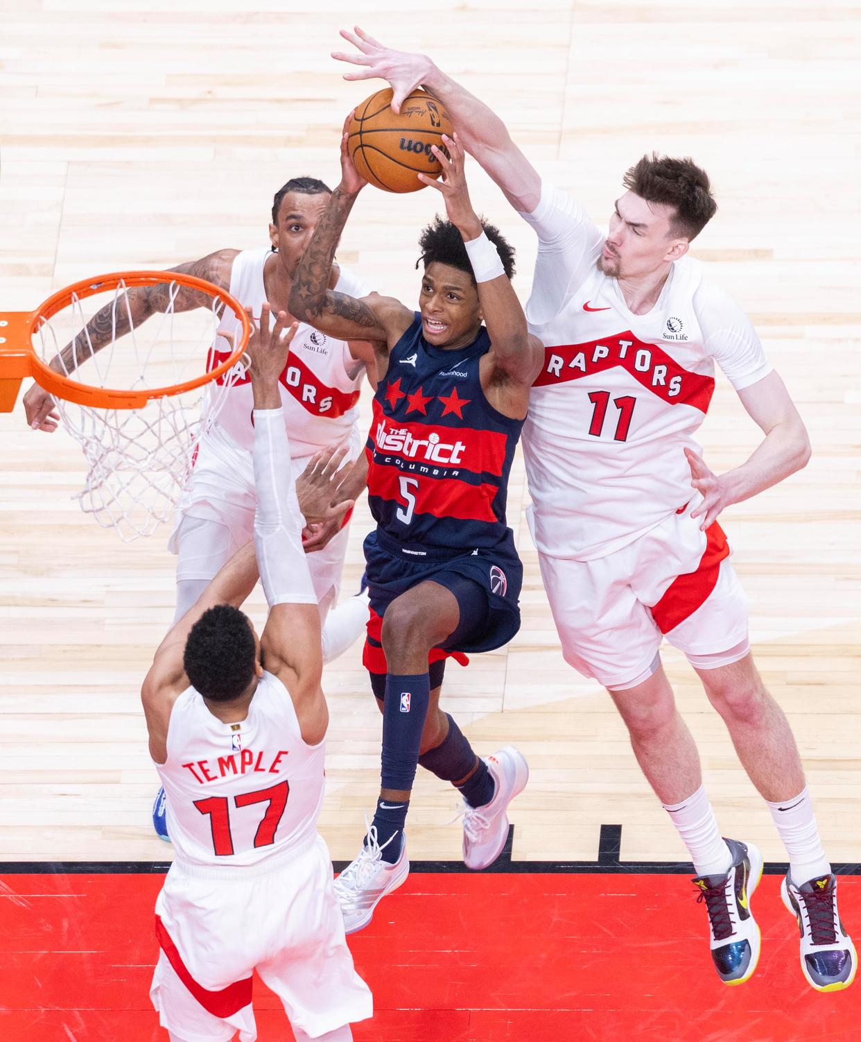 猛龙在主场大胜篮网,势不可挡 猛龙在主场大胜篮网,势不可挡